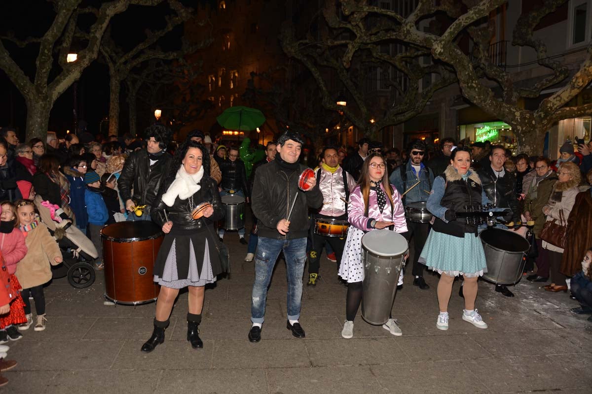 Monstruos, brujas, trogloditas y un sin fin de personajes surgidos de la imaginación inundan las calles del centro de la ciduad con el gran desfile de Carnaval.