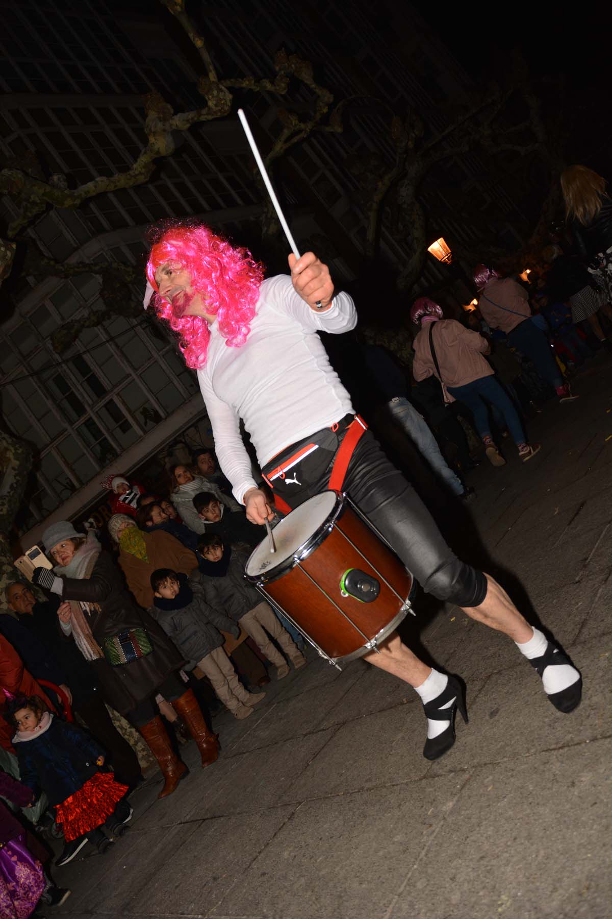 Monstruos, brujas, trogloditas y un sin fin de personajes surgidos de la imaginación inundan las calles del centro de la ciduad con el gran desfile de Carnaval.