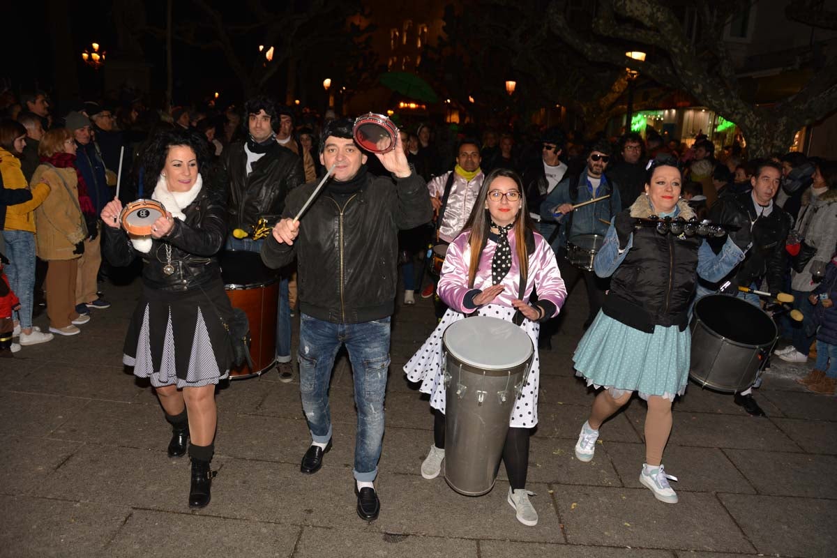 Monstruos, brujas, trogloditas y un sin fin de personajes surgidos de la imaginación inundan las calles del centro de la ciduad con el gran desfile de Carnaval.