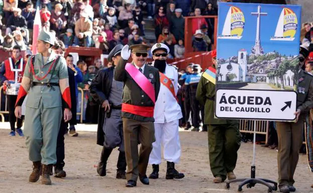 Los peñas abren en la plaza el concurso de disfraces mirobrigenses. 