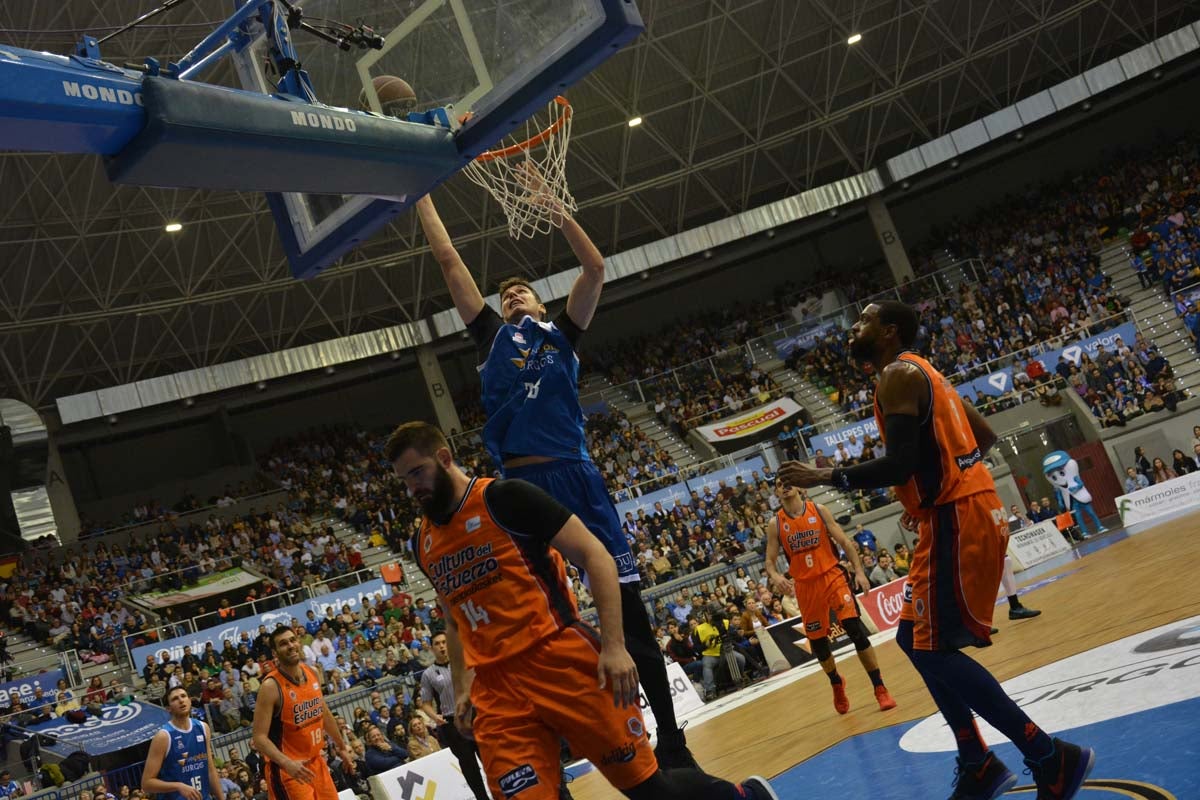 El San Pablo no pudo superar al Valencia Basket, pero el choque volvió a congregar a miles de personas en el Coliseum.