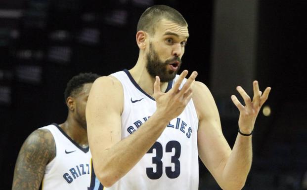 Marc GAsol protesta una decisión arbitral. 