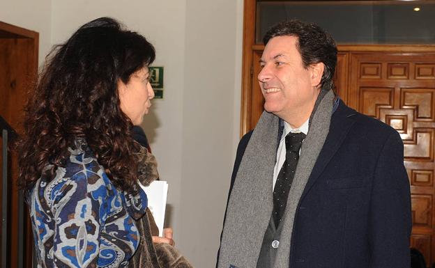 Ana Redondo y Carlos Fernández Carriedo, antes de comparecer ante la comisión de investigación sobre Meseta Ski de la Diputación de Valladolid