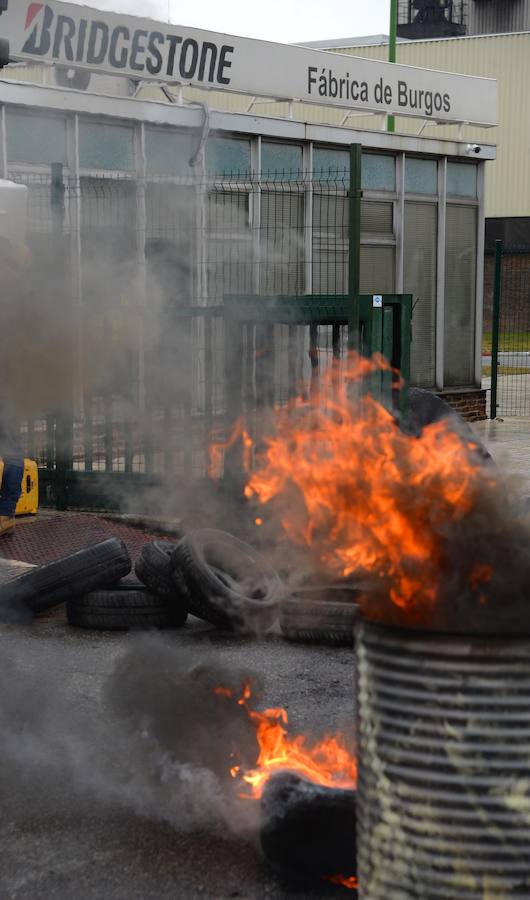 La primera de las jornadas de huelga convocatas en Bridgestone por los sindicatos UGT y BUB tiene un seguimiento «masivo» por parte de la plantilla.