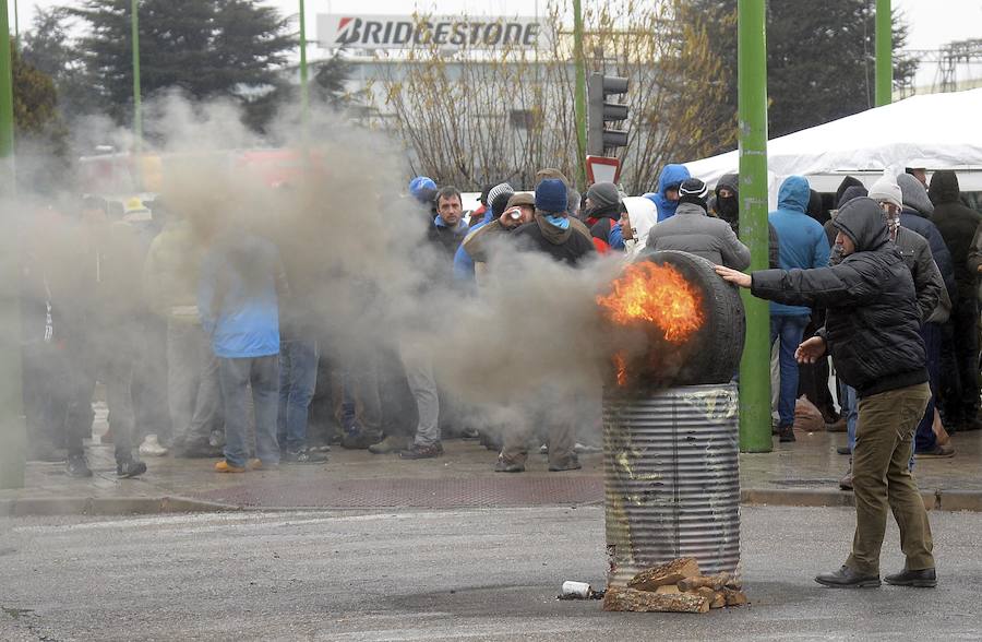 La primera de las jornadas de huelga convocatas en Bridgestone por los sindicatos UGT y BUB tiene un seguimiento «masivo» por parte de la plantilla.