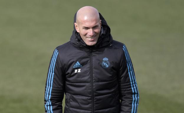 Zinedine Zidane, técnico del Real Madrid, durante el último entrenamiento en Valdebebas. 