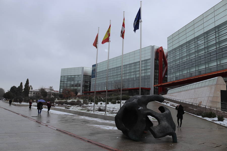 Con las alertas activadas, la nieve ha vuelto a cubrir esta mañana buena parte de la capital y la provincia. Al margen de incidenicas viarias, la capa blanca deja bonitas estampas