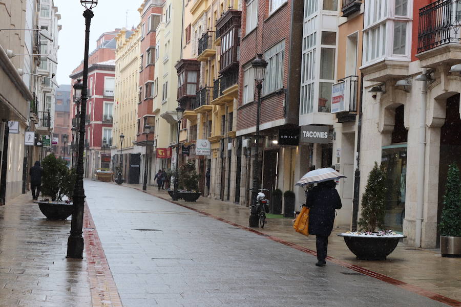 Con las alertas activadas, la nieve ha vuelto a cubrir esta mañana buena parte de la capital y la provincia. Al margen de incidenicas viarias, la capa blanca deja bonitas estampas