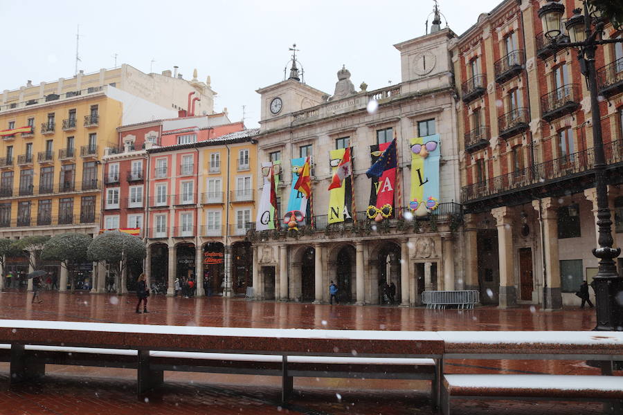 Con las alertas activadas, la nieve ha vuelto a cubrir esta mañana buena parte de la capital y la provincia. Al margen de incidenicas viarias, la capa blanca deja bonitas estampas