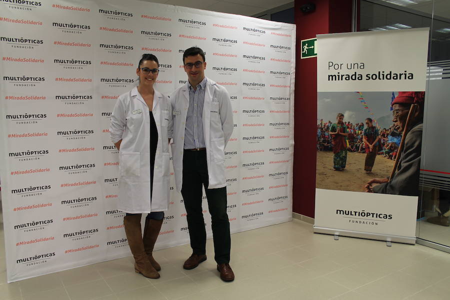 La Fundación Multiópticas y Cruz Roja graduan la vista y reparten gafas a cerca de 130 personas de colectivos vulnerables en Burgos a través de la campaña #MiradaSolidaria