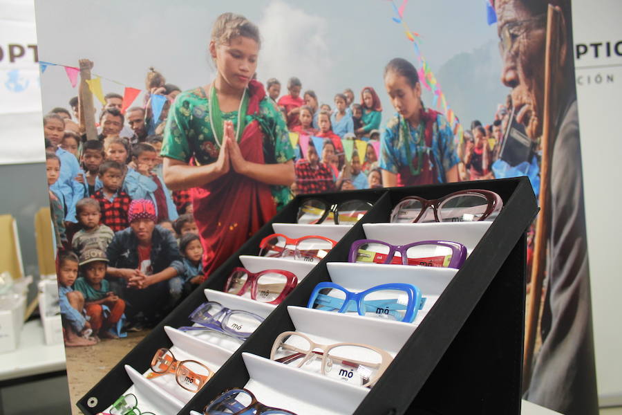 La Fundación Multiópticas y Cruz Roja graduan la vista y reparten gafas a cerca de 130 personas de colectivos vulnerables en Burgos a través de la campaña #MiradaSolidaria