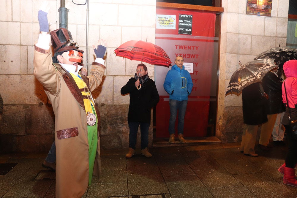 El Entierro de la Sardina cerró ayer los actos festivos del Carnaval burgalés. Llega el tiempo de la Cuaresma, del recato, pero El Sevilla se encargó anoche de darnos humor para soportar los duros días que están por venir