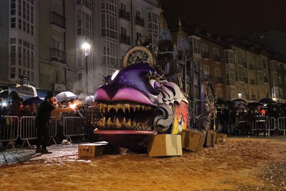 El Entierro de la Sardina cerró ayer los actos festivos del Carnaval burgalés. Llega el tiempo de la Cuaresma, del recato, pero El Sevilla se encargó anoche de darnos humor para soportar los duros días que están por venir