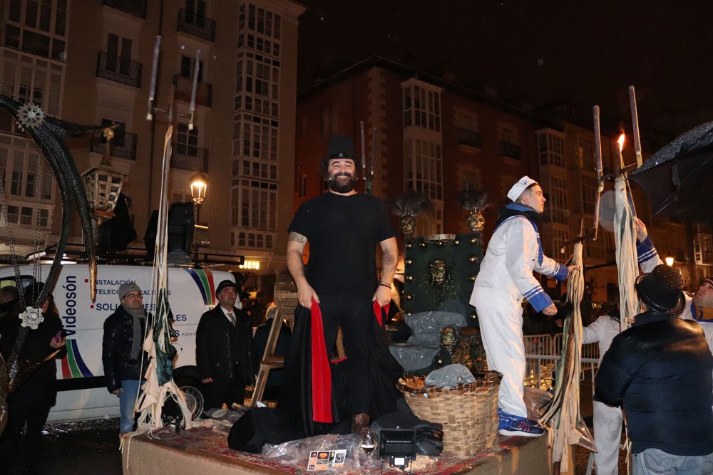 El Entierro de la Sardina cerró ayer los actos festivos del Carnaval burgalés. Llega el tiempo de la Cuaresma, del recato, pero El Sevilla se encargó anoche de darnos humor para soportar los duros días que están por venir