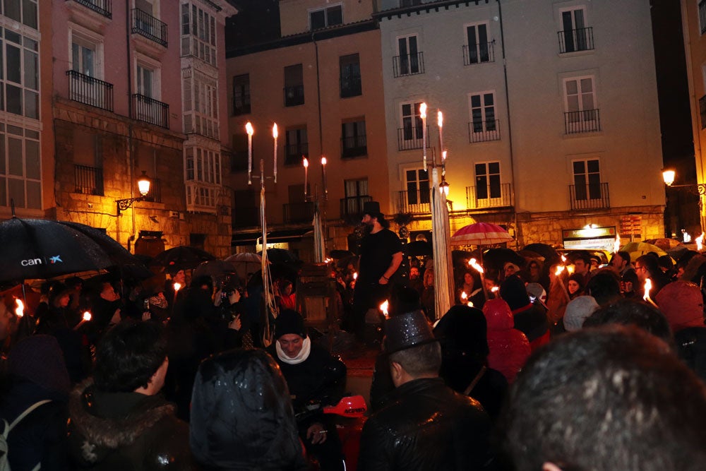 El Entierro de la Sardina cerró ayer los actos festivos del Carnaval burgalés. Llega el tiempo de la Cuaresma, del recato, pero El Sevilla se encargó anoche de darnos humor para soportar los duros días que están por venir