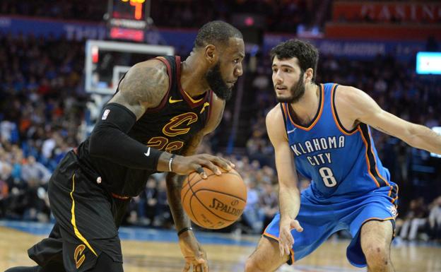 Álex Abrines defiende a LeBron James. 