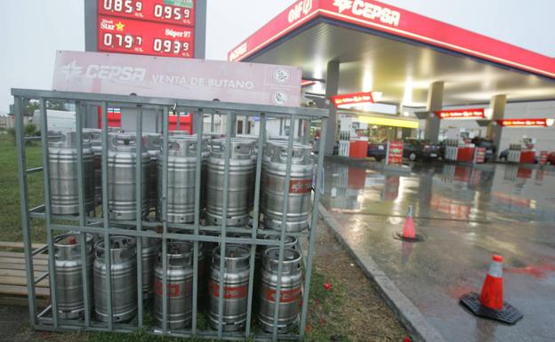 Bombonas de butano en una gasolinera.