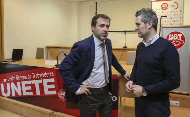 Javier Ramírez conversa con Raúl Santa Eufemia, este jueves en Valladolid.