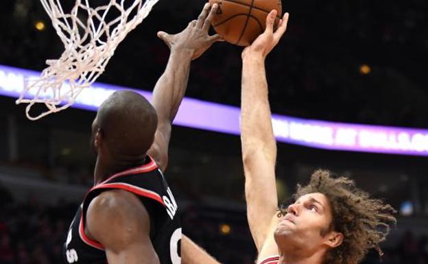 Serge Ibaka tapona un lanzamiento del pívot de los Bulls Robin Lopez.