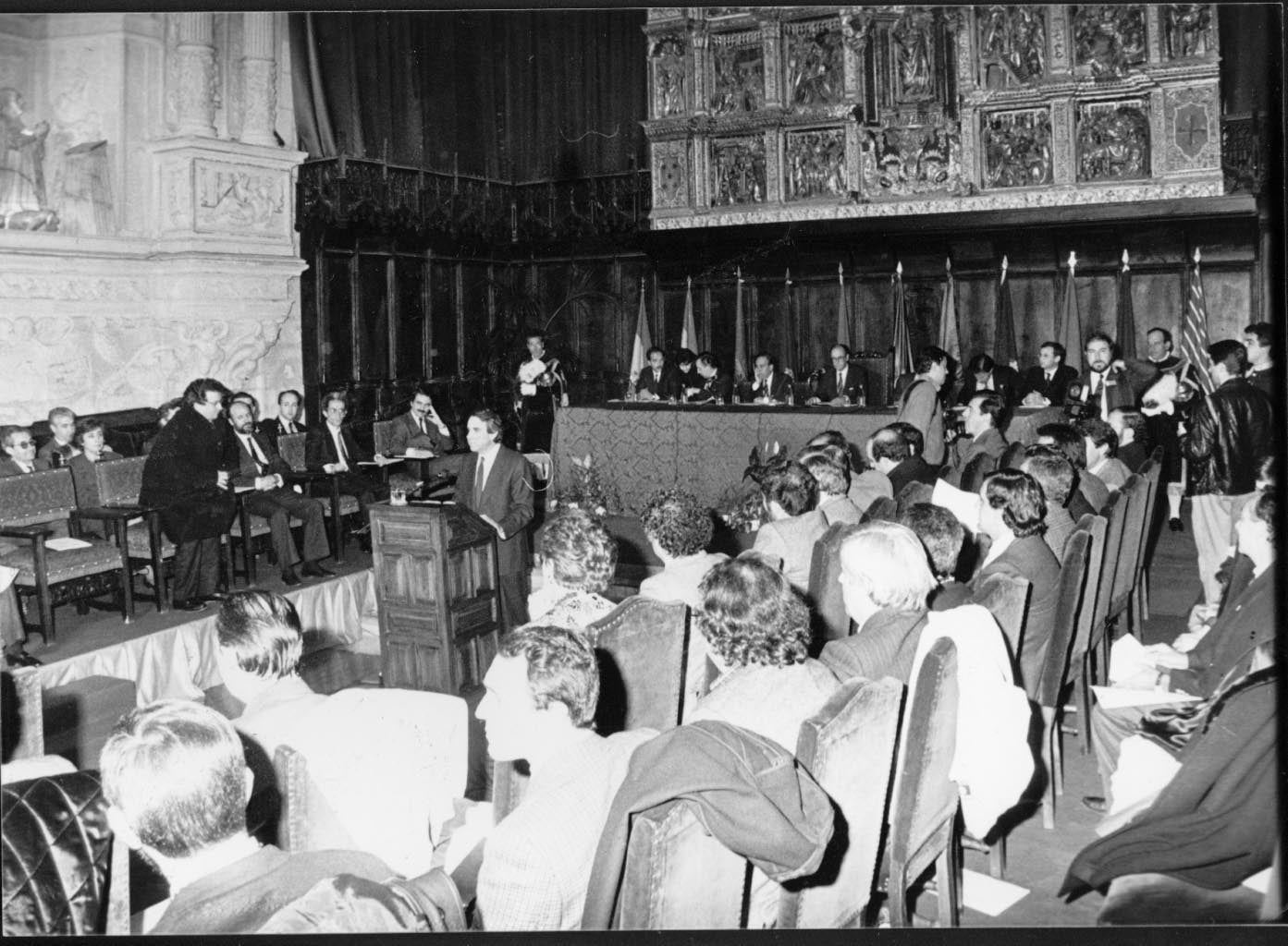 1989. La celebración del sexto aniversario del Estatuto en la capital palentina se desarrolló en el marco de piedra de la iglesia del convento de San Pablo.