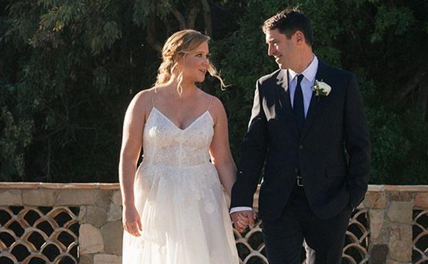 Amy Schumer y Chris Fischer, el día de su enlace. 