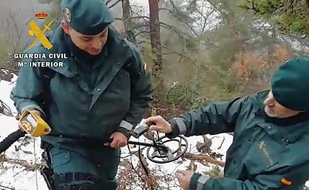 El Seprona recupera un GPS del 'Proyecto Monachus' que se había desprendido de un buitre negro