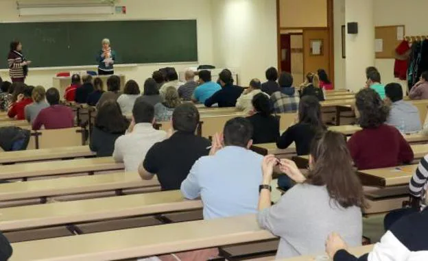 Algunos de los aspirantes, antes de comenzar la prueba.