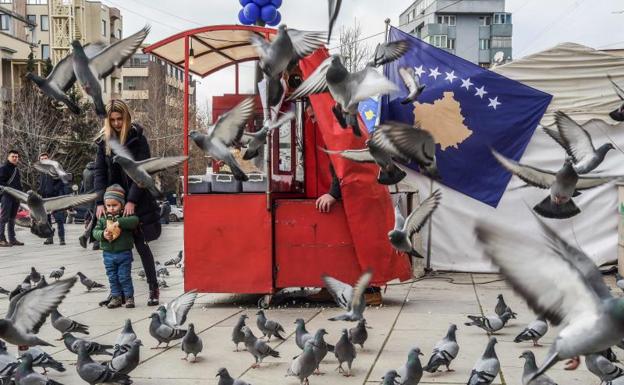 Banderas en Pristina.