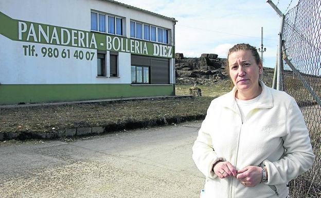 Paloma Díez, en el exterior de la Panadería-Bollería Díez,de Fermoselle, a la que se aproximaron las llamas.