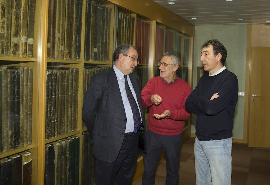 Jesús Quijano, Agustín Prieto y Ángel Hernández, junto a la hemeroteca de El Norte de Castilla.