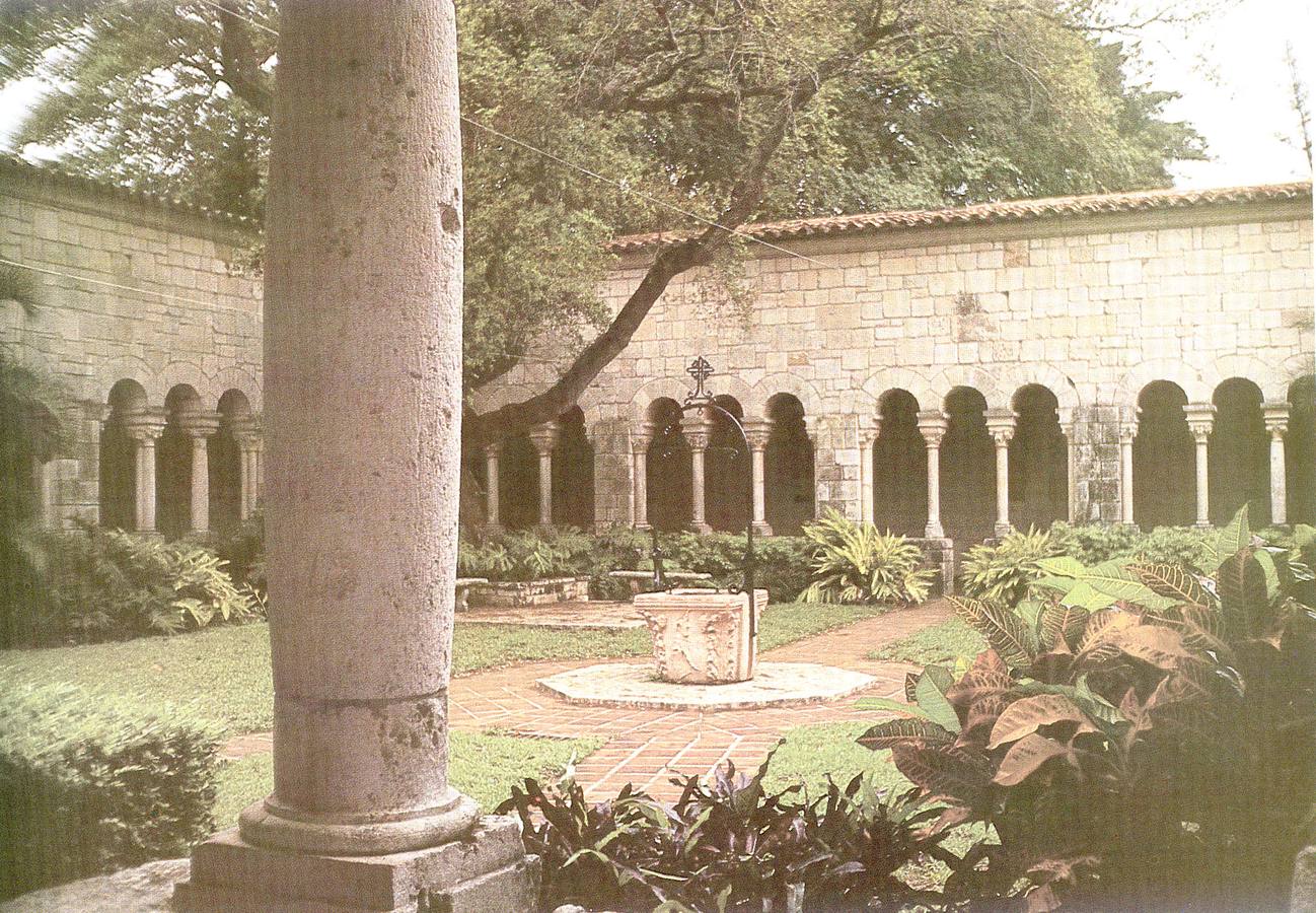 Claustro del monasterio de Santa María de Sacramenia (Segovia), en Miami. Cada pieza del monasterio fue numerada, empaquetada en heno y enviada a Estados Unidos en 11.000 cajas; no obstante, debido a un brote de fiebre aftosa que afectaba a España, a su llegada a Nueva York, por miedo a que el heno portara la enfermedad, el Departamento de Agricultura abrió las cajas e incineró el contenido. Con la ‘Gran Depresión’ de 1929 en Estados Unidos, los problemas financieros de Hearst se intensificaron por lo que se vio forzado a vender su preciada «colección». Las piedras, que habían requerido el esfuerzo de 23 hombres y tres meses de trabajo para ser limpiadas y realmacenadas, quedaron guardadas en cajas al azar en un depósito de Brooklyn por 26 años, hasta que en 1952, William Edgemon y Raymond Moss, unos inversionistas de Miami, decidieron comprarlas y convertirlas en una atracción turística en North Miami Beach.