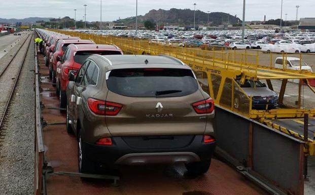 Un tren parte cargado de coches desde la fábrica de Renault en Villamuriel de Cerrato.