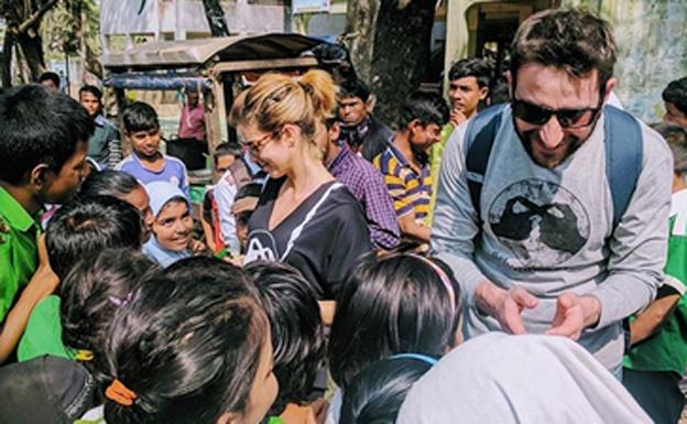 Clara Lago y Dani Rovira en Bangladesh. 