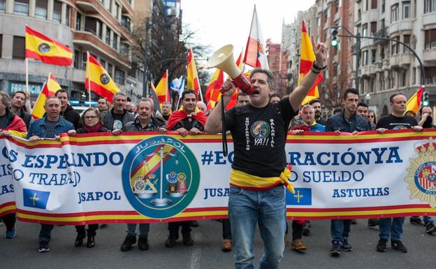 Manifestacion de Policías Nacionales y Guardias Civiles pidiendo la equiparación salarial con otros cuerpos de seguridad.