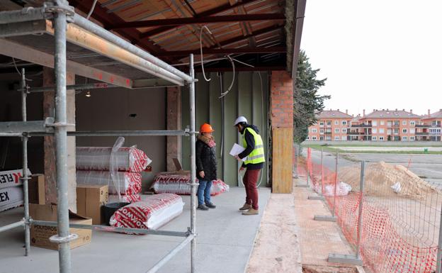 Delgado visita las obras del nuevo centro, que van al 40% de ejecución