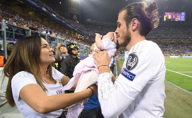 Gareth Bale con su novia Emma Rhys-Jones y la hija que tienen en común. 