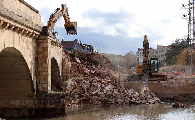 Las máquinas trabajando en el puente de las Rebolledas