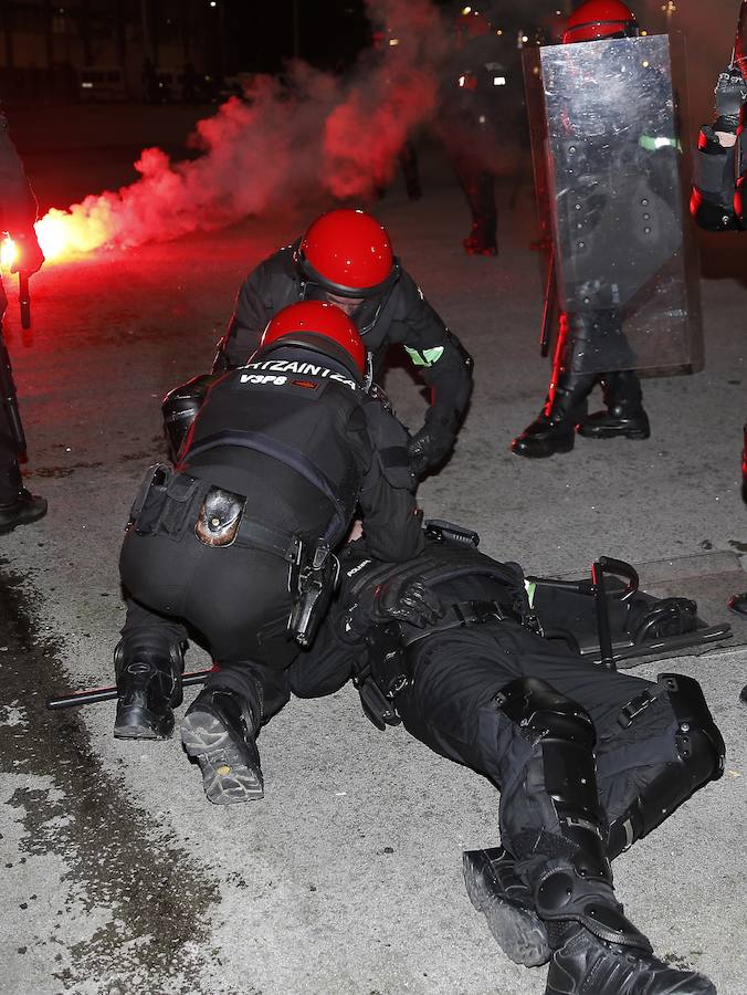 Un ertzaina ha fallecido tras los altercados previos al partido correspondiente a la vuelta de dieciseisavos de la Liga Europa entre el Athletic y el Spartak. Cinco personas, al menos tres de ellas ultras del conjunto ruso, han sido detenidas por los incidentes, en los que se han lanzado bengalas y diversos objetos.