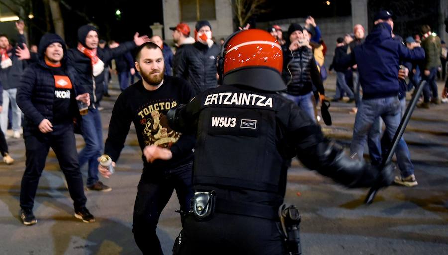 Un ertzaina ha fallecido tras los altercados previos al partido correspondiente a la vuelta de dieciseisavos de la Liga Europa entre el Athletic y el Spartak. Cinco personas, al menos tres de ellas ultras del conjunto ruso, han sido detenidas por los incidentes, en los que se han lanzado bengalas y diversos objetos.