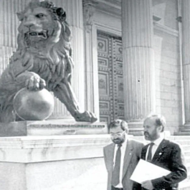 Jesús Quijano y Javier León de la Riva, antes de proponer la reforma del Estatuto en el Congreso en 1993.