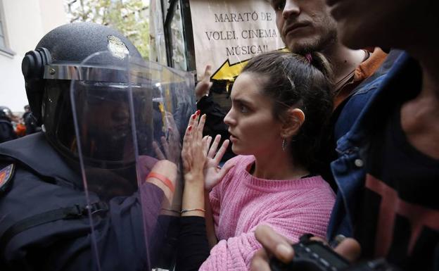 Una de las cargas policiales del 1-O.