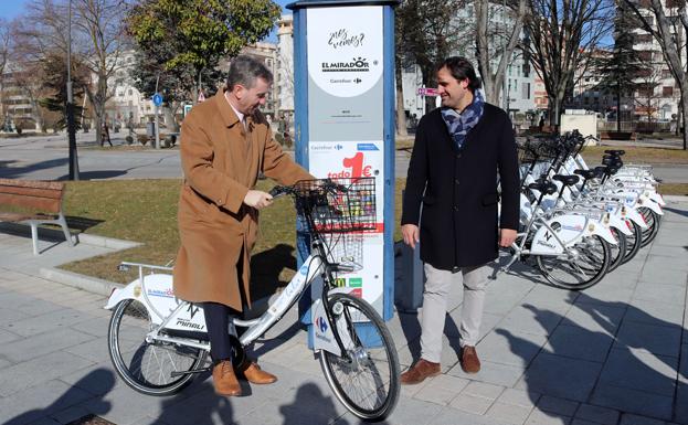 El alcalde, Javier Lacalle, ha estrenado las nuevas bicicletas