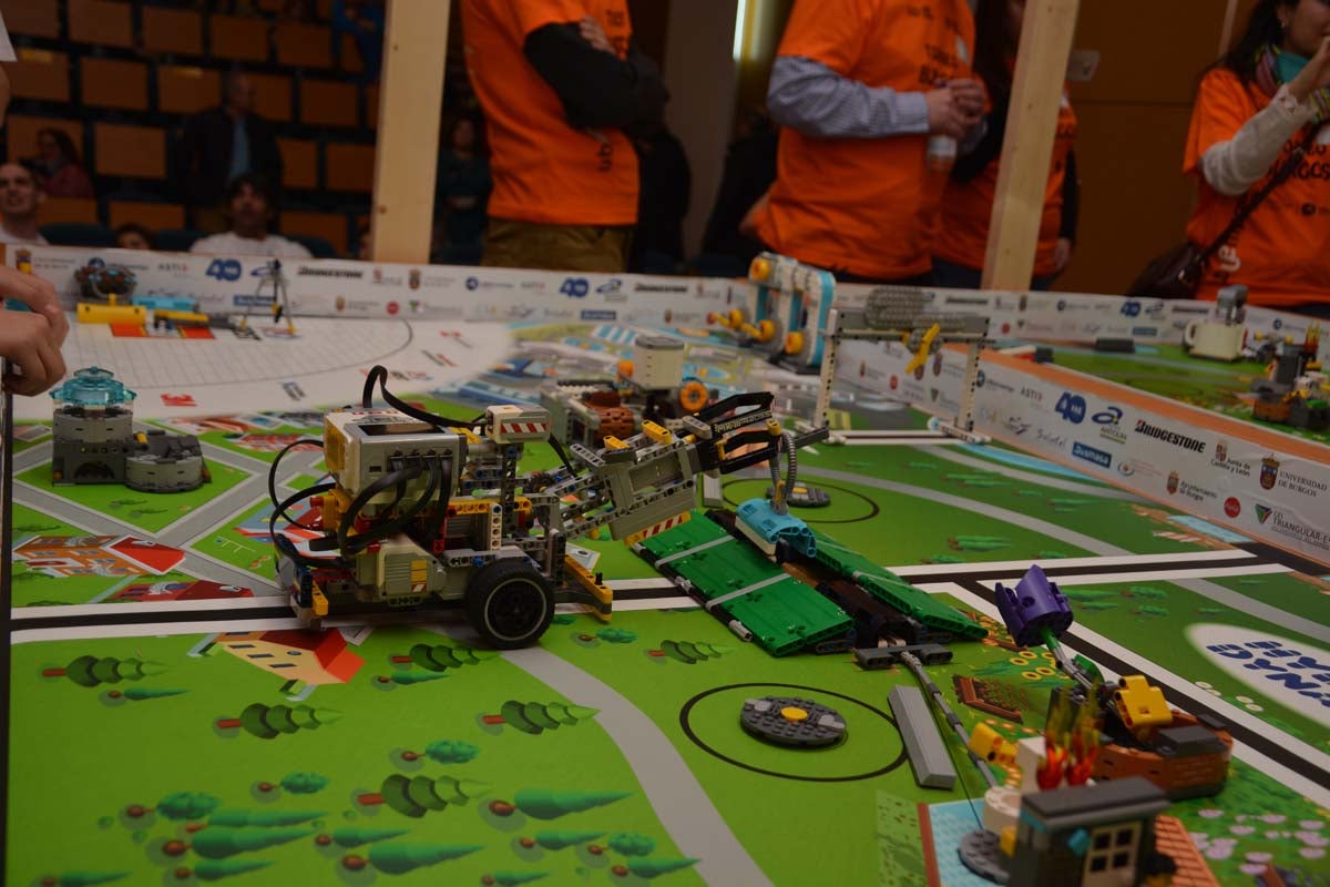 34 equipos de 4 provincias distintas de Castilla y León y otras comunidades han participado hoy en la fase clasificatoria del First Lego League celebrada en la Escuela Politécnica Superior.