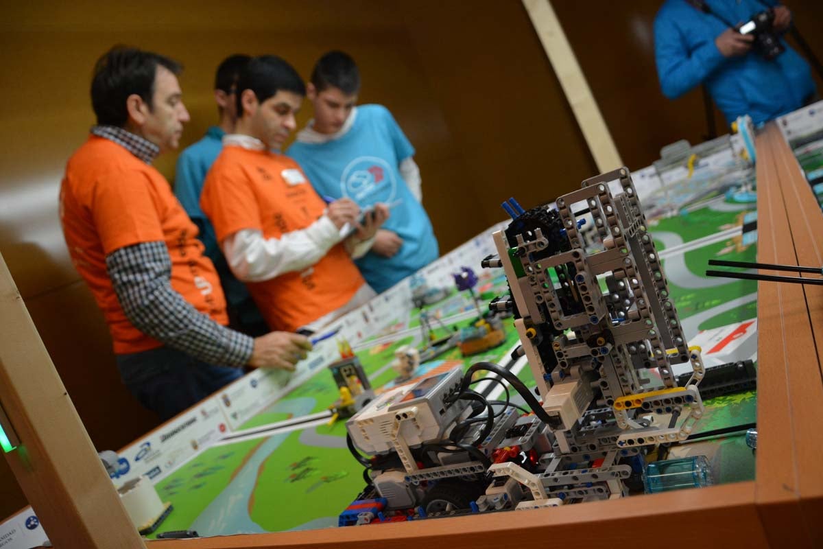 34 equipos de 4 provincias distintas de Castilla y León y otras comunidades han participado hoy en la fase clasificatoria del First Lego League celebrada en la Escuela Politécnica Superior.