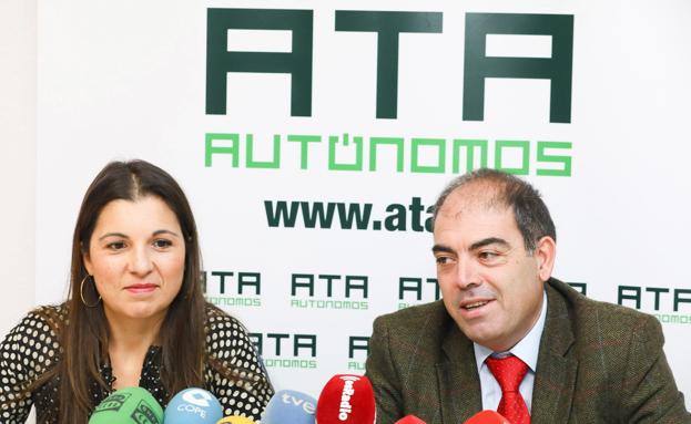 El presidente de ATA, Lorenzo Amor, y de la presidenta de ATA Valladolid, Soraya Mayo.