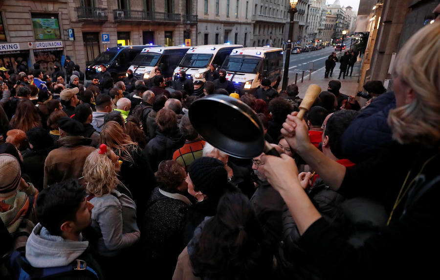 Los Mossos han bloqueado con furgonetas los principales accesos al Palau de la Música de Barcelona, donde está prevista la asistencia de Felipe VI en la cena de bienvenida al Congreso Mundial de Móviles (MWC), para frenar a los manifestantes independentistas, lo que ha generado empujones y algunos rifirrafes.