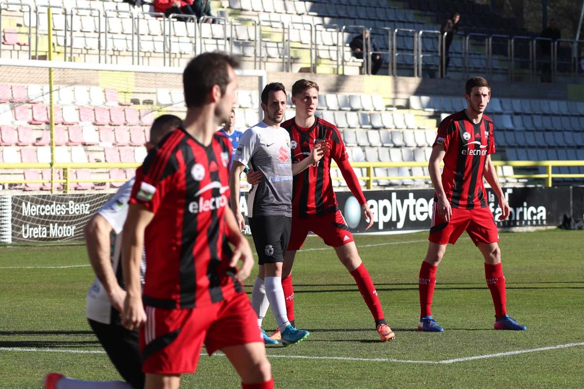 Una selección de las imágenes del choque entre el Burgos C y el Arenas de Getxo.