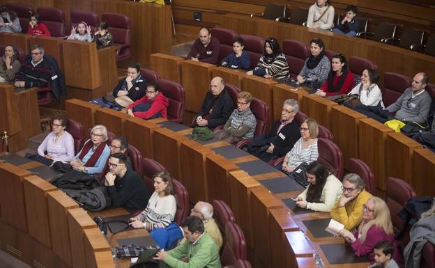 Los sillones del Hemiciclo se llenaron de ciudadanos, que se acercaron a conocer la sede de las cortes de Castilla y León.