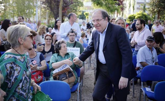 Juan Vicente Herrera saluda a la gente en un acto electoral del PP.