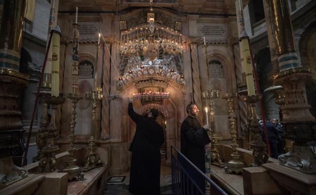 Dos clérigos en la iglesia del Santo Sepulcro.